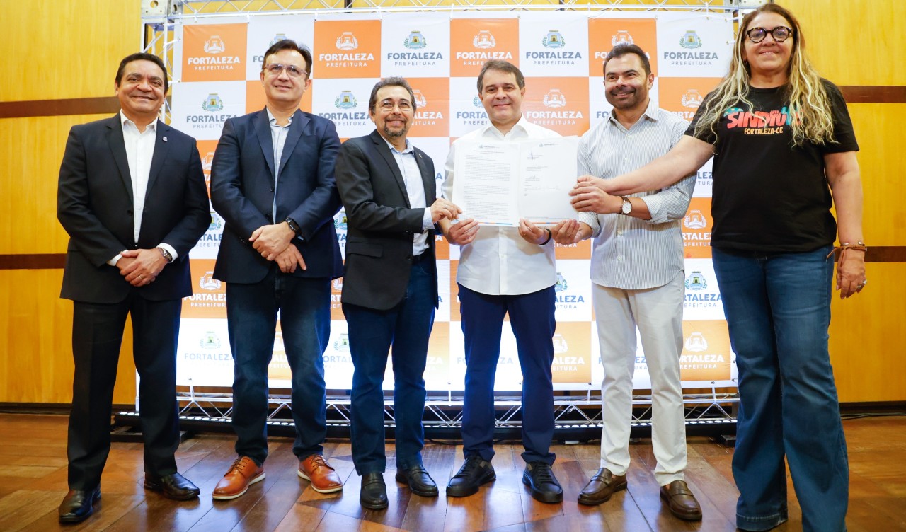 grupo de pessoas posa para a foto